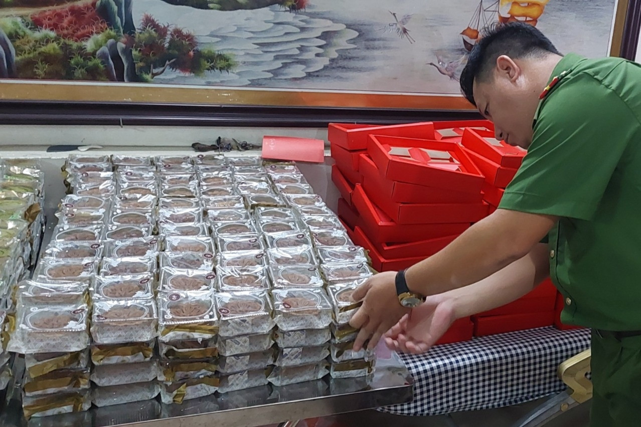 Phát hiện kho bánh trung thu không rõ nguồn gốc, in gian ngày sản xuất