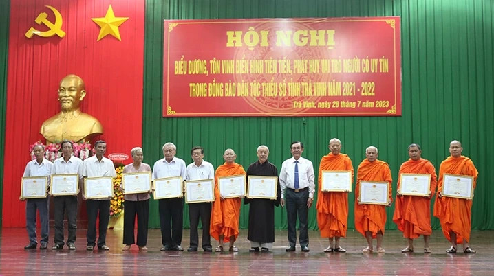 Đội ngũ người có uy tín tích cực vận động đồng bào các dân tộc chấp hành chính sách, pháp luật