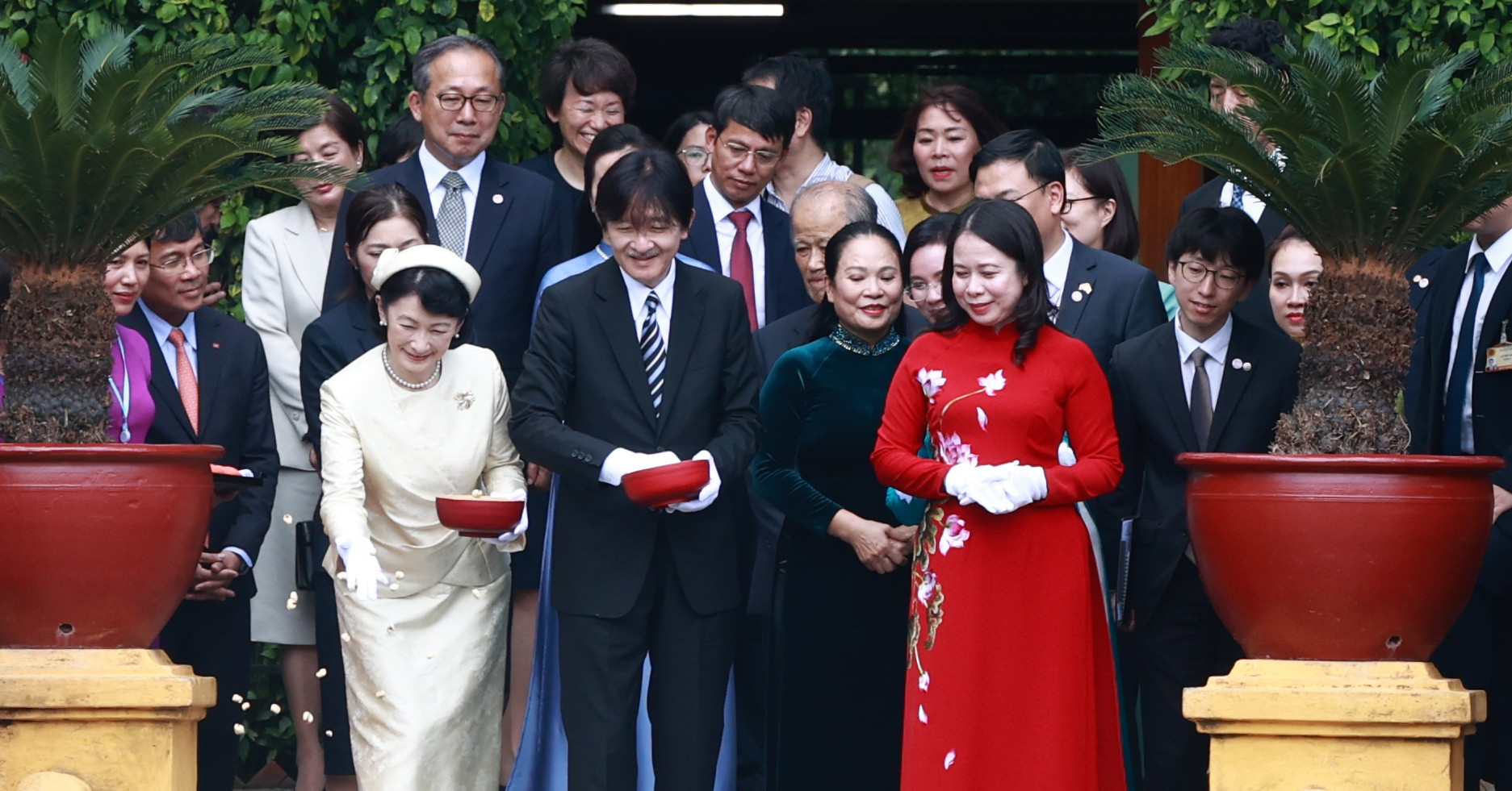 日本の皇太子ご夫妻は高床式住宅を訪れ、大統領官邸での歓迎式典に出席された。