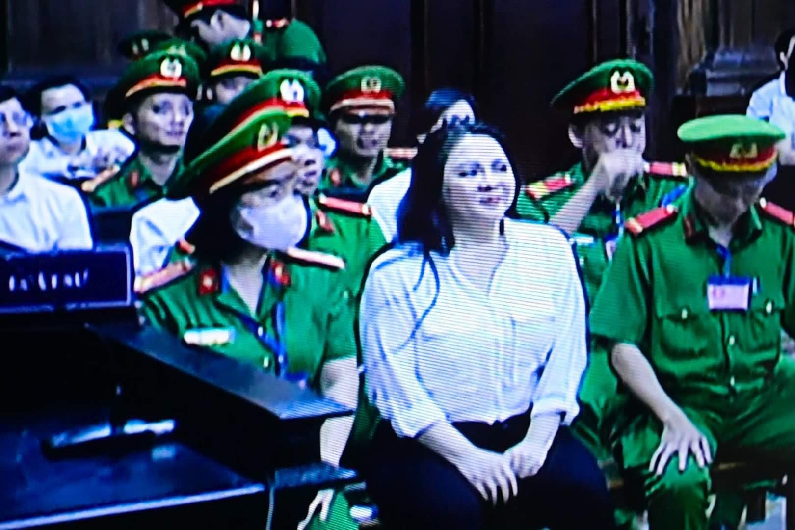 Luật sư của ca sĩ Vy Oanh đề nghị hoãn phiên tòa xử bà Phương Hằng