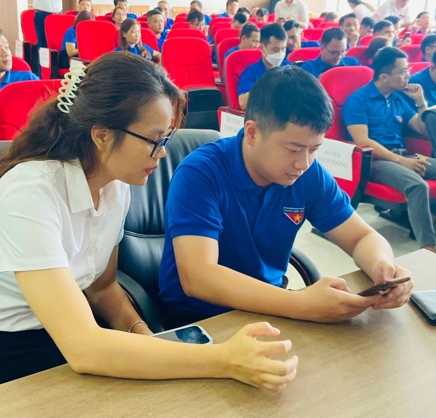 Cán bộ BIDV chi nhánh Bắc Kạn hướng dẫn đoàn viên cách tham gia nhóm ghi nhận thành tích. ảnh 2