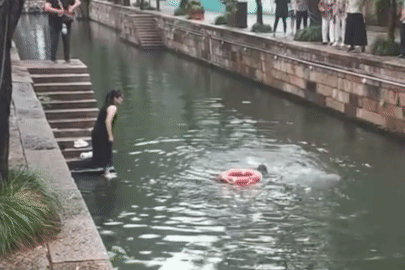 Người phụ nữ dũng cảm nhảy xuống sông cứu sống cô gái bị đuối nước