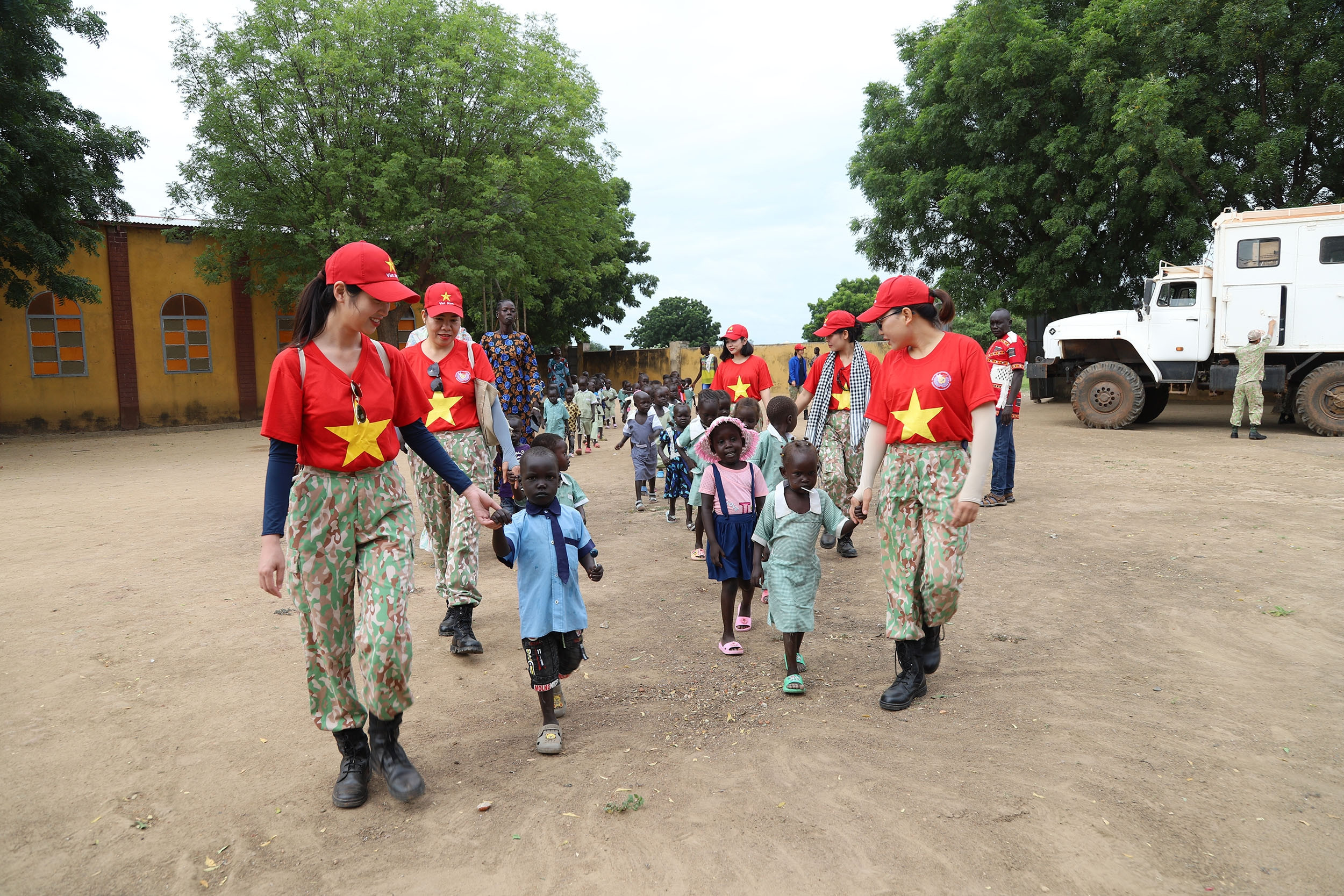 Vietnamese blue-beret soldiers provide schools, supplies to children in Africa