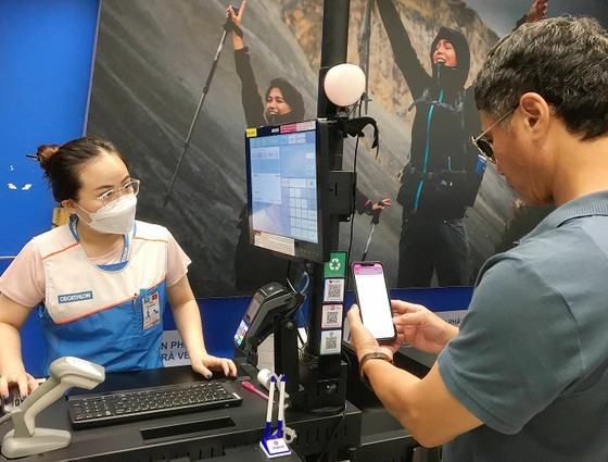 Paying via a QR code in Aeon Mall in Tan Phu District of HCMC (Photo: SGGP) ảnh 1