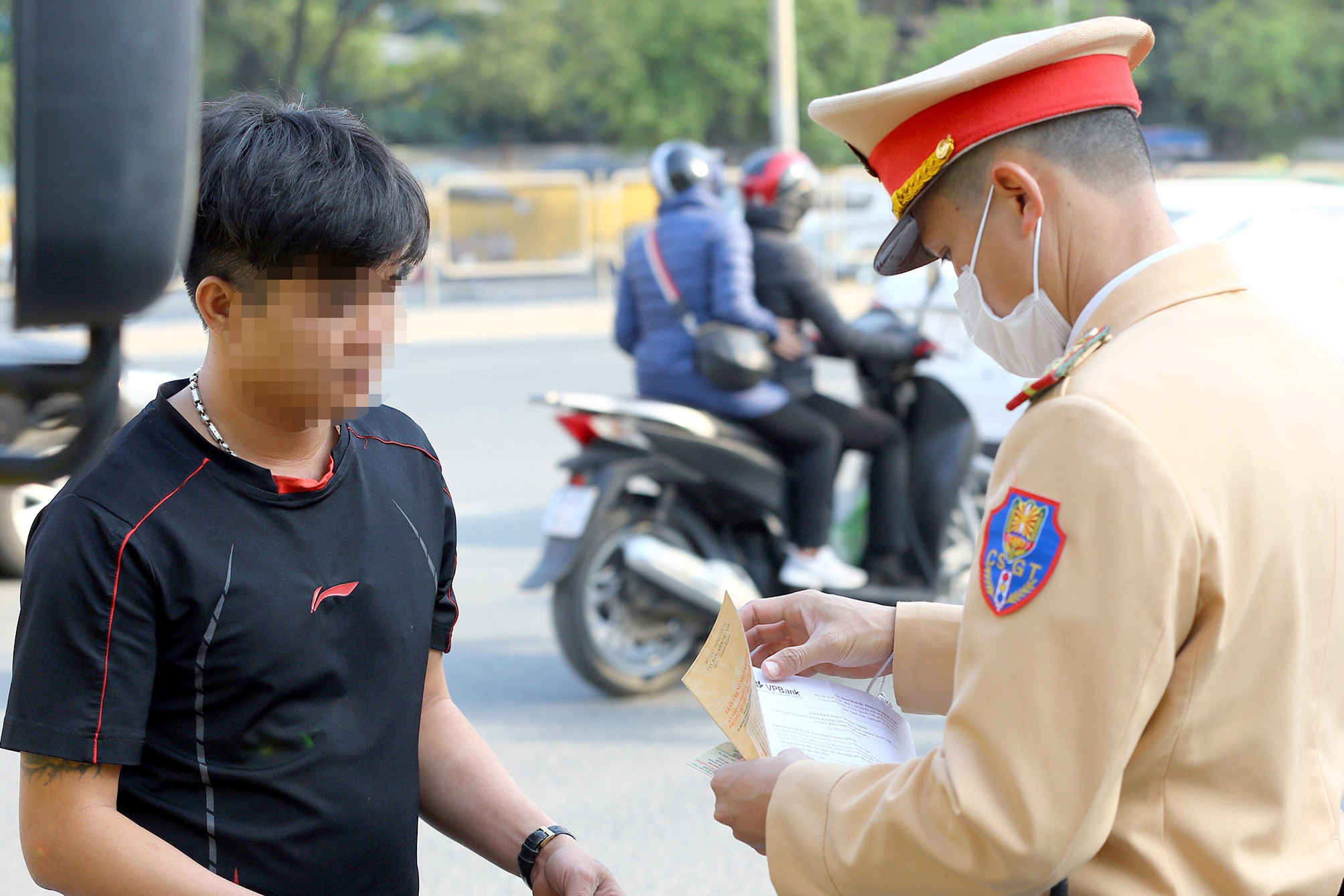Xuất trình giấy phép lái xe qua VNeID, vì sao người đàn ông bị xử phạt?