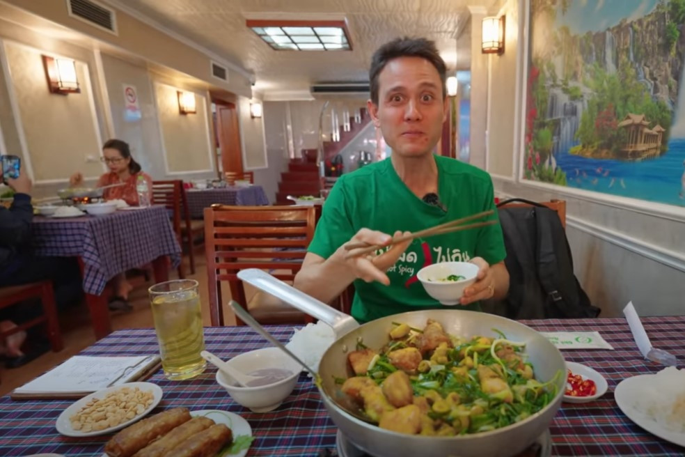 American YouTuber loves Vietnam’s grilled fish