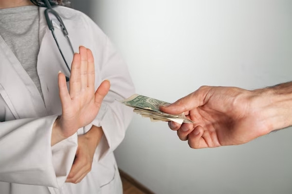 Bác sĩ từ chối phong bì cảm ơn 5.500 USD của bệnh nhân