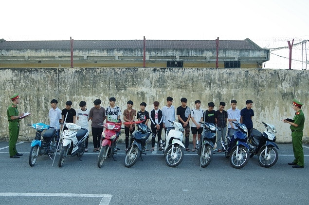 Bắt 19 thanh, thiếu niên ném vỏ chai bia vào nhà dân