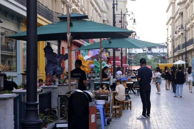 discovering european street style in the heart of hanoi picture 4