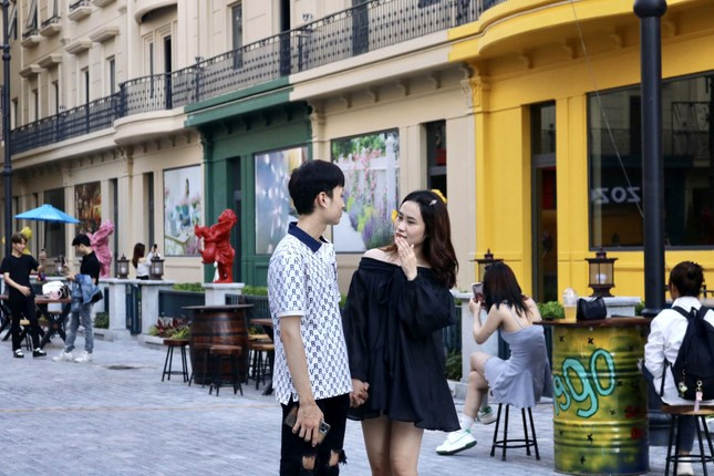 discovering european street style in the heart of hanoi picture 6