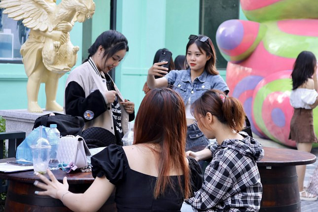 discovering european street style in the heart of hanoi picture 10