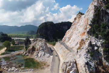 Lo ngại nguy cơ đá rơi trên cầu vượt cao tốc Mai Sơn - QL45