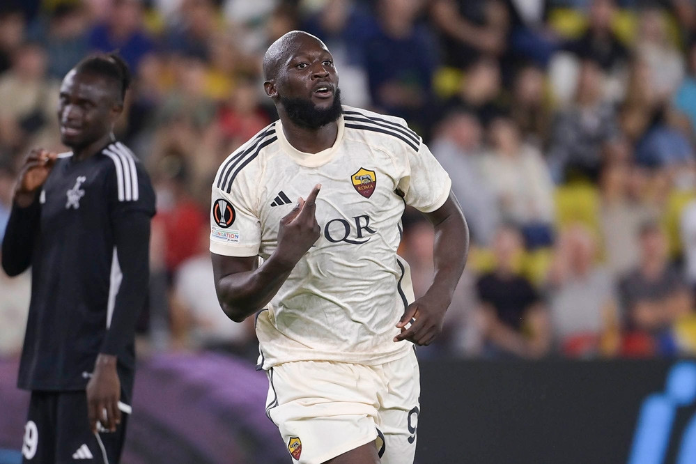 Lukaku lập đại công, AS Roma thắng ngày vắng Mourinho