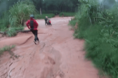Người đàn ông thoát nạn thần kỳ sau khi bị dòng nước lũ cuốn trôi