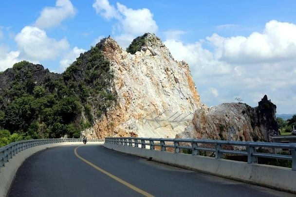 Thanh Hóa chỉ đạo kiểm tra sau phản ánh nguy cơ sạt lở núi đá ở cầu vượt cao tốc
