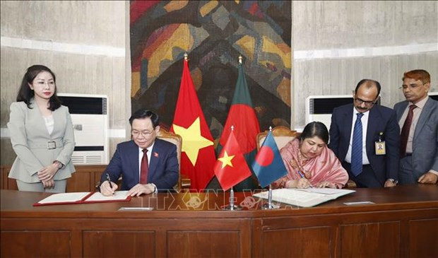 Top Vietnamese, Bangladeshi legislators hold talks hinh anh 3
