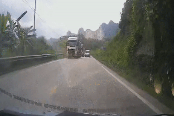 Tài xế xe khách vượt ẩu, 'chặn đầu' ô tô ngược chiều ở Tuyên Quang bị xử phạt