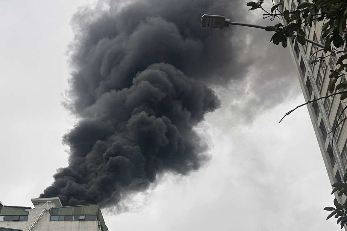 Bản tin chiều 23/9: Cháy căn hộ chung cư ở Nghệ An, nhiều người phá cửa dập lửa