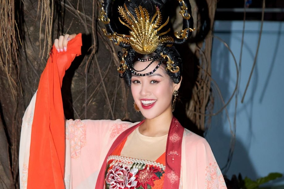 Hoa hậu Khánh Vân hóa Hằng Nga chơi đùa cùng các em nhỏ