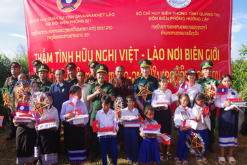 Thiếu nhi Việt - Lào đón Tết trung thu nơi biên giới