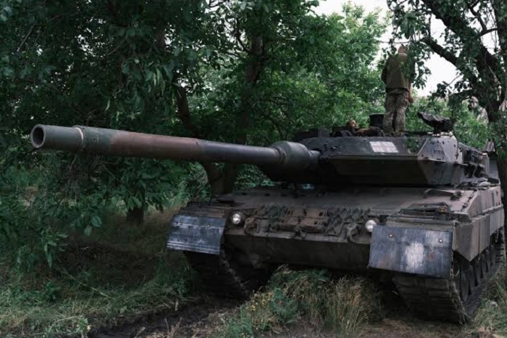 Video binh sĩ Nga hạ xe tăng Leopard của Ukraine gần Kupyansk