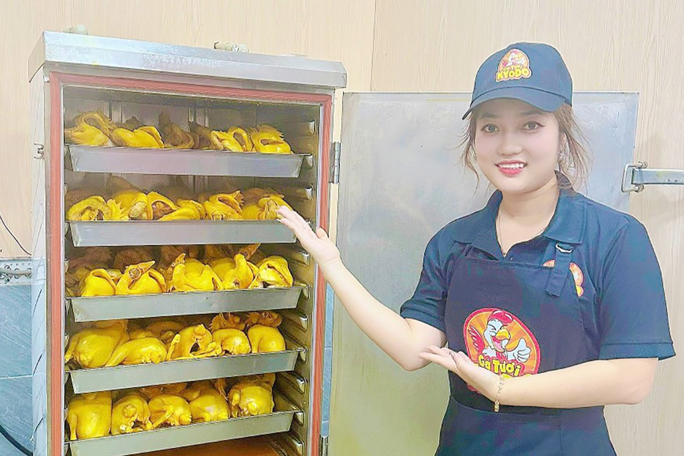 Cô gái 9X khởi nghiệp từ gà ủ muối, thu lãi 70 triệu đồng mỗi tuần