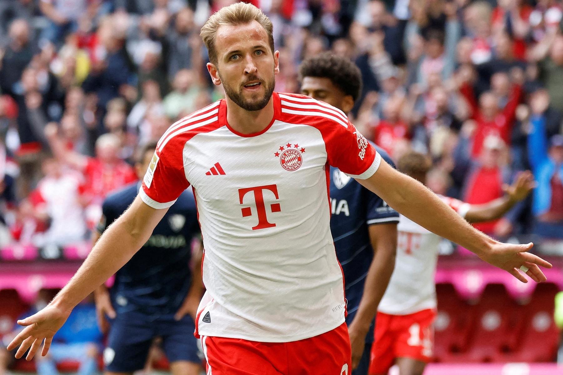Harry Kane 'nổ' hat-trick lịch sử cho Bayern và Bundesliga