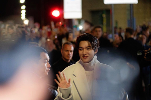 Lee Min Ho gây sốt tại Tuần lễ thời trang Milan sau tin đồn kết hôn với bạn diễn