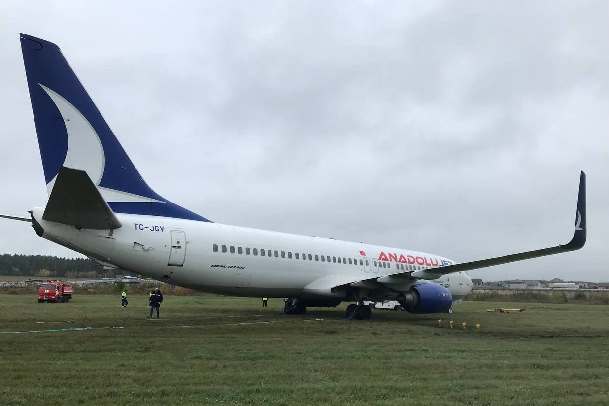 Máy bay Boeing 737 chở 181 người lao lên bãi cỏ khi hạ cánh