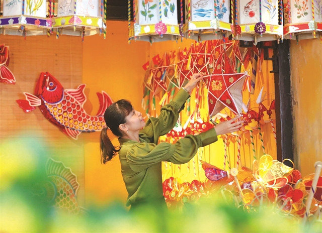 Mid-Autumn Festival atmosphere overwhelms everywhere