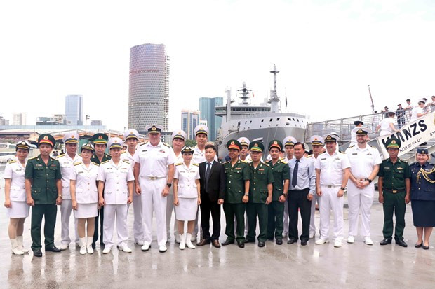Naval ships of New Zealand visit Vietnam hinh anh 1
