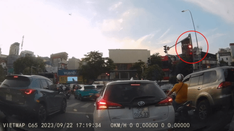 Ô tô Mazda CX-5 cố vượt đèn đỏ bất chấp đường đông ở Hà Nội