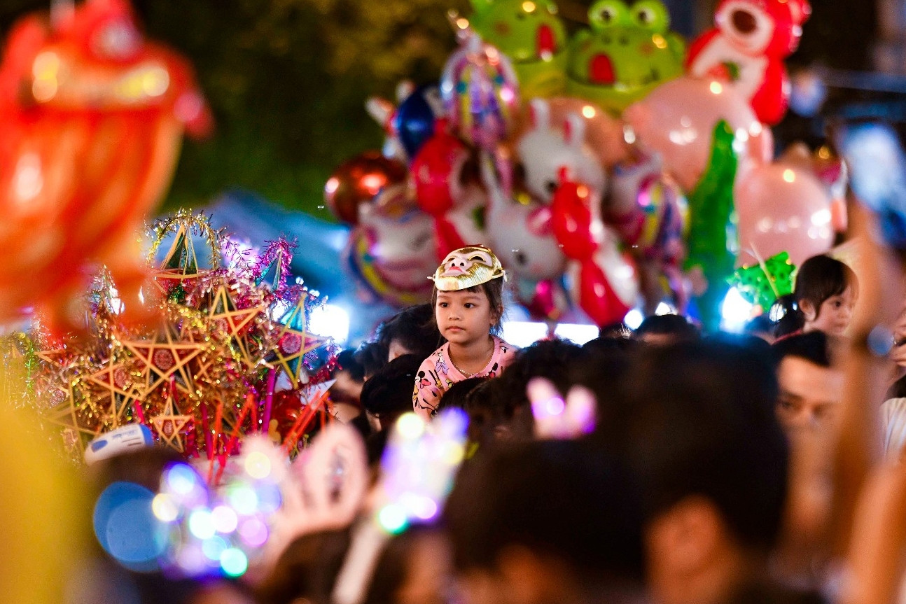 Sát Tết Trung thu, phố Hàng Mã thành thiên đường hóa trang lớn nhất Hà Nội