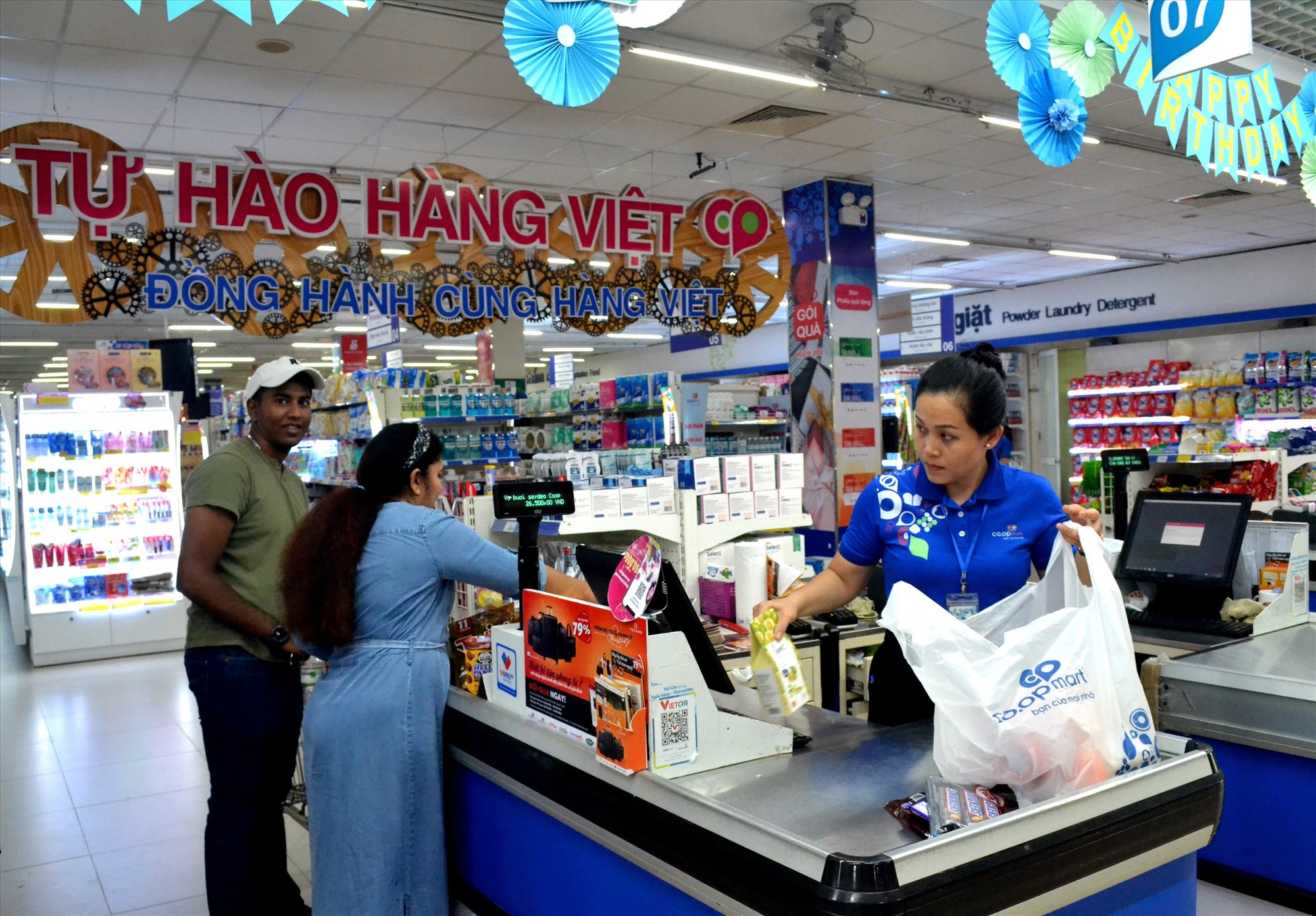 Ngành thương mại đang tích cực chuyển đổi số để hiện đại hóa hoạt động kinh doanh. Ảnh: VIỆT NGUYỄN