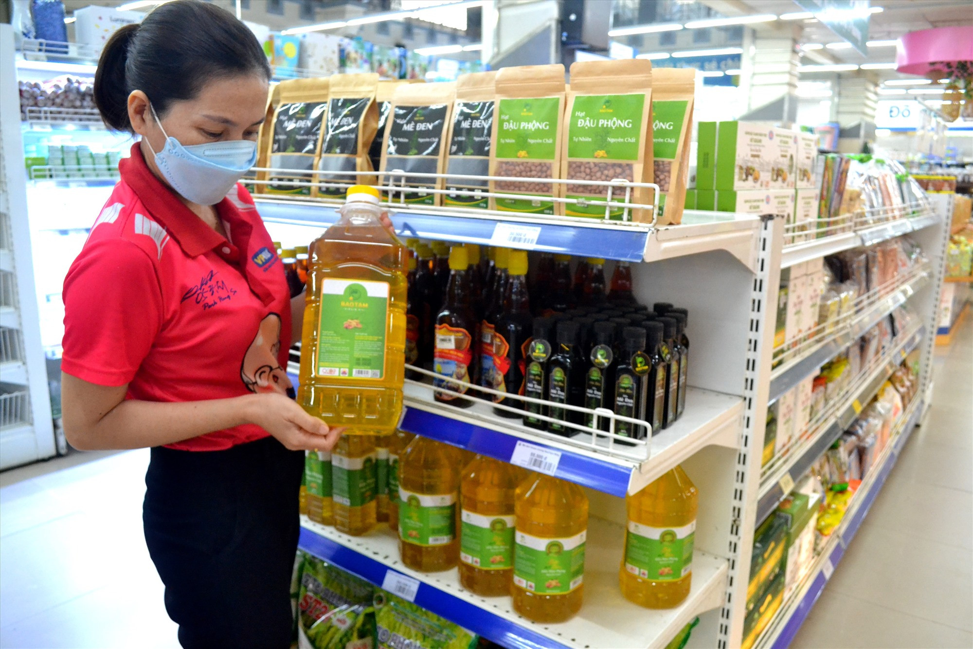 Chuyển đổi số trong lĩnh vực thương mại là tất yếu để nâng cao hiệu quả kinh doanh. Ảnh: NGUYỄN QUANG