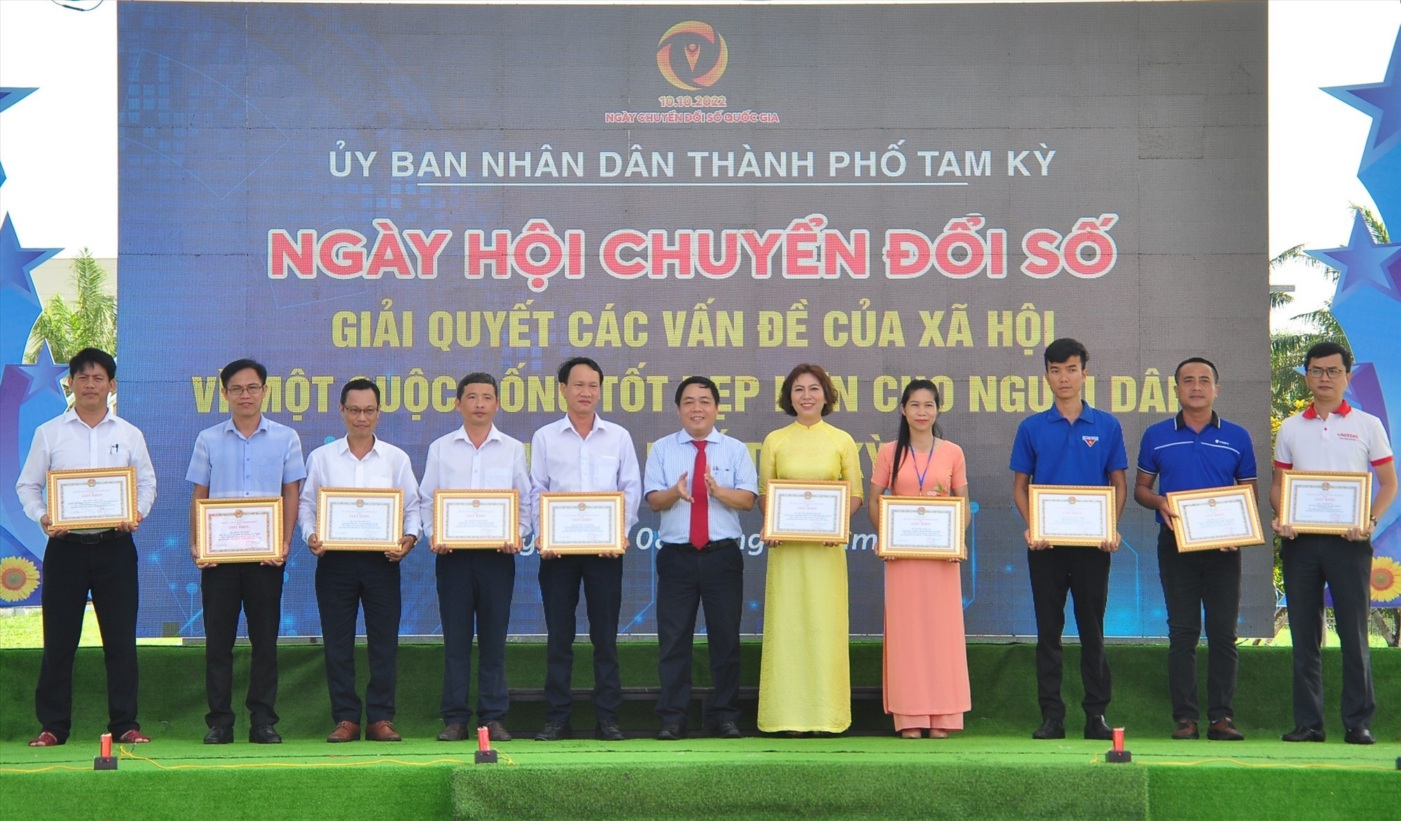 TP.Tam Kỳ khen thưởng các đơn vị tham gia Ngày hội CĐS năm 2022. Ảnh: TÂM ĐAN