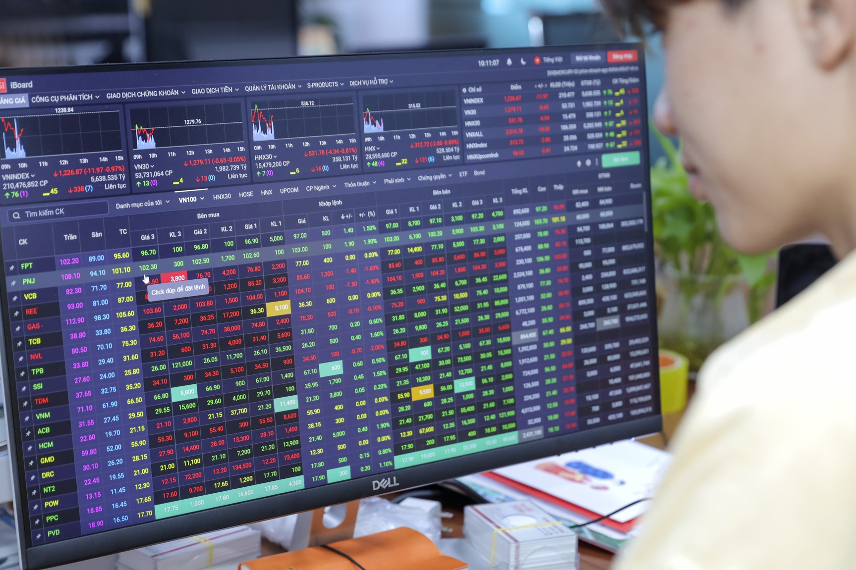 Cổ phiếu trụ cột giảm sàn, VN-Index mất thêm 40 điểm