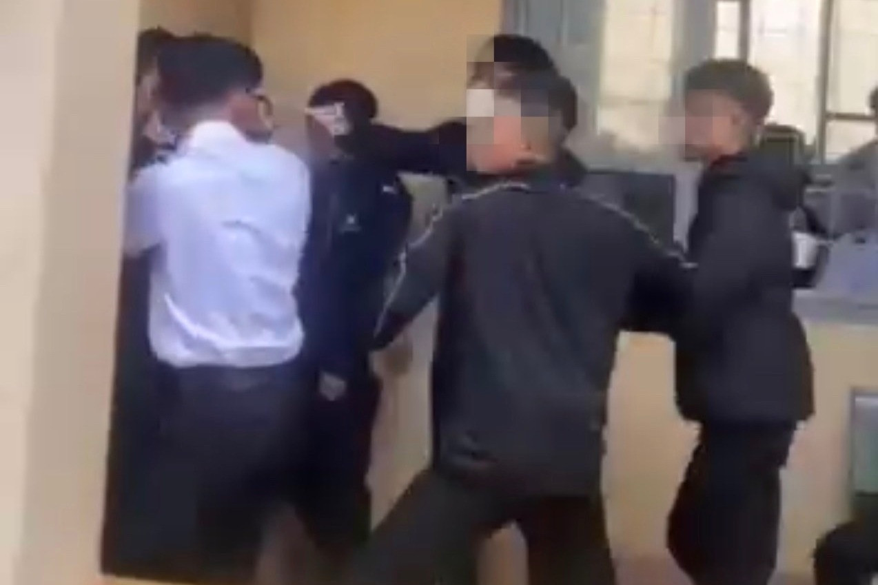 Công an xác minh vụ nam sinh bị đánh ngay cửa lớp học