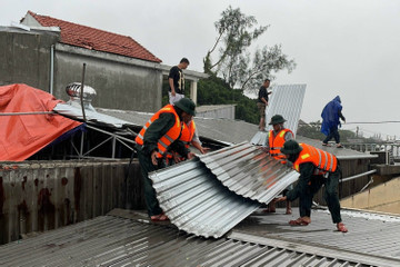 Lốc xoáy cuốn bay hàng chục mái nhà ở Thừa Thiên Huế
