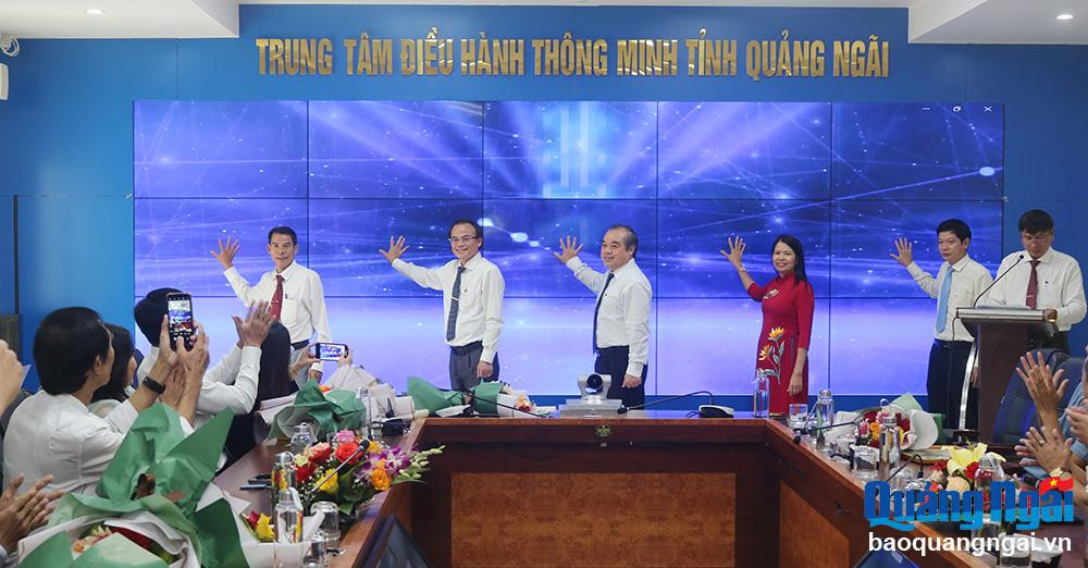 Phó Chủ tịch Thường trực UBND tỉnh Trần Hoàng Tuấn cùng các đại biểu thực hiện nghi thức phát động phong trào chuyển đổi số ngành giáo dục và đào tạo.