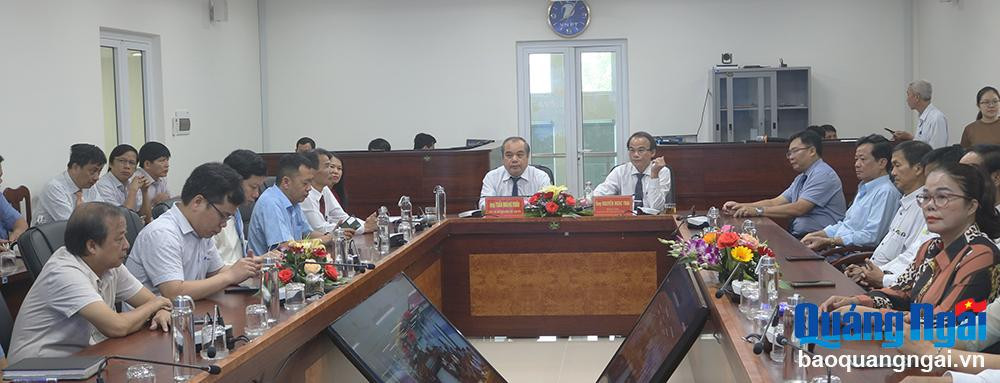 Các đại biểu dự lễ phát động tại Trung tâm Điều hành thông minh tỉnh.