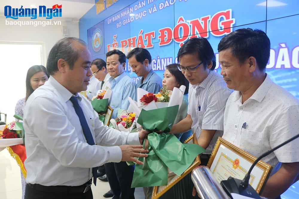 Phó Chủ tịch Thường trực UBND tỉnh Trần Hoàng Tuấn khen thưởng cho các tập thể đạt thành tích xuất sắc trong chuyển đổi số năm học 2022 - 2023.