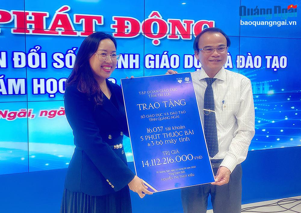 Công ty CP Đào tạo Tâm Trí Lực (TP.Hồ Chí Minh) trao bảng tượng trưng tài trợ cho ngành giáo dục và đào tạo.