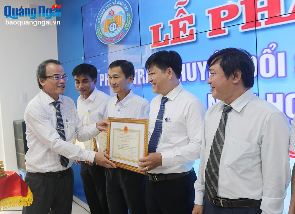 Giám đốc Sở GD&ĐT Nguyễn Ngọc Thái khen thưởng cho các cá nhân đạt thành tích xuất sắc trong chuyển đổi số ngành giáo dục và đào tạo năm học 2022 - 2023.