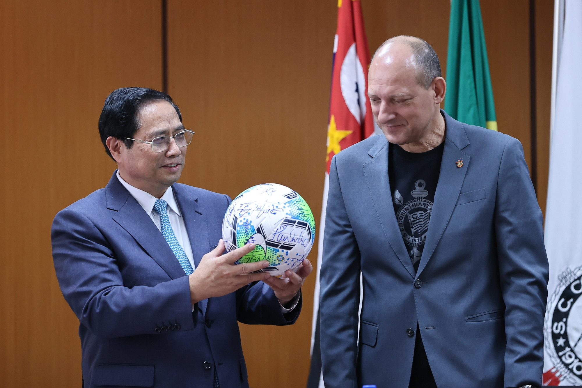 Thăm CLB Corinthians, Thủ tướng đề nghị Brazil 'xuất khẩu' cầu thủ sang Việt Nam
