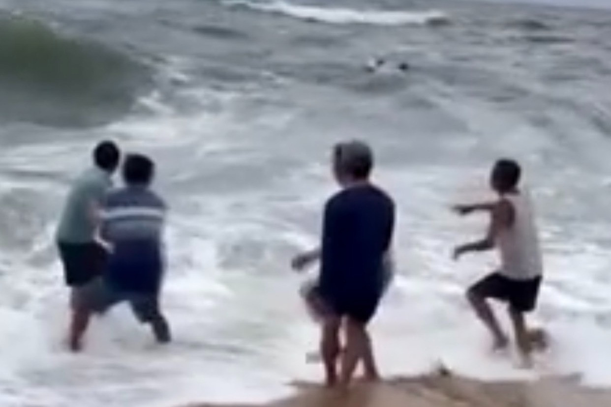 Trưởng thôn phát loa kêu gọi cứu 3 ngư dân trôi dạt trên biển