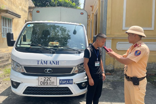 Xử phạt thầy dạy lái ô tô vì không nhường đường cho đoàn xe ưu tiên