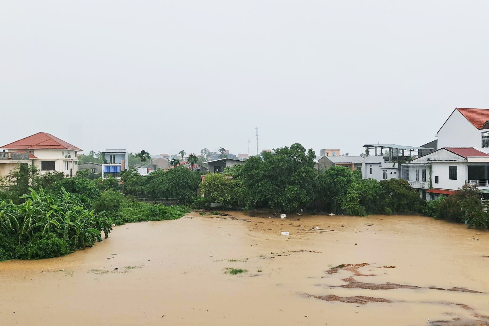 Áp thấp nhiệt đới vào miền Trung gây thiệt hại người và tài sản