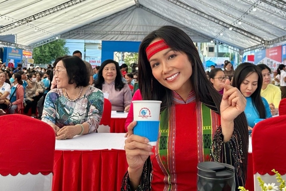 Hoa hậu H'Hen Niê liên tiếp nhận bằng khen