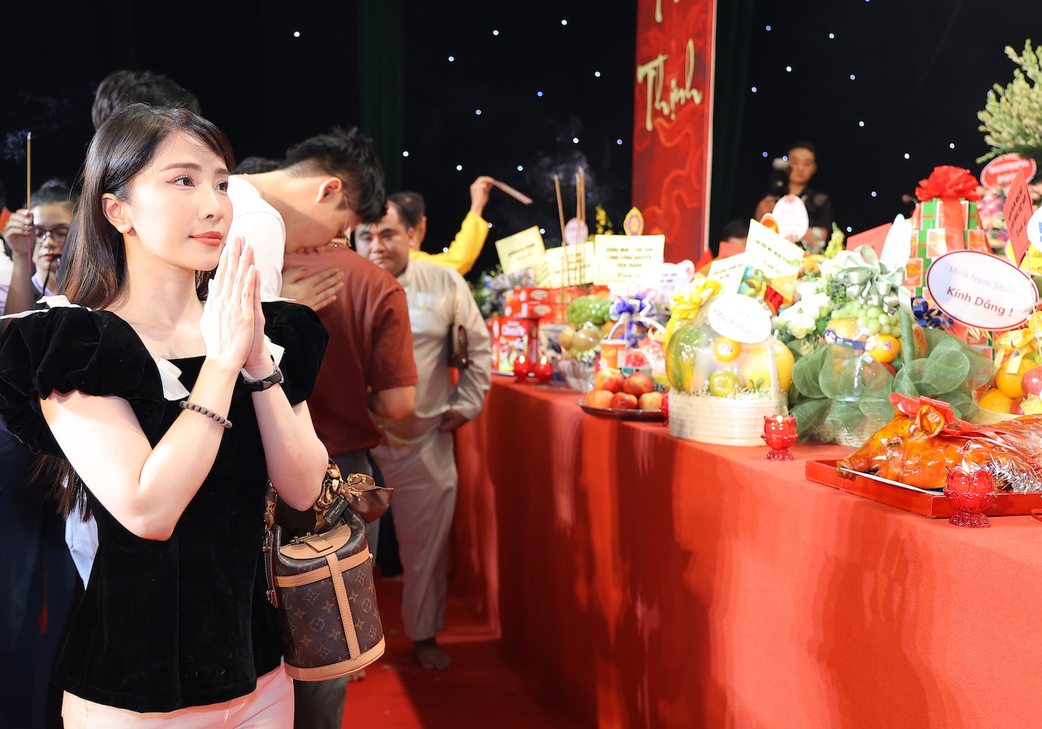 Hoa hậu Jennifer Phạm, diễn viên Quỳnh Nga tề tựu tại lễ giỗ Tổ nghề sân khấu